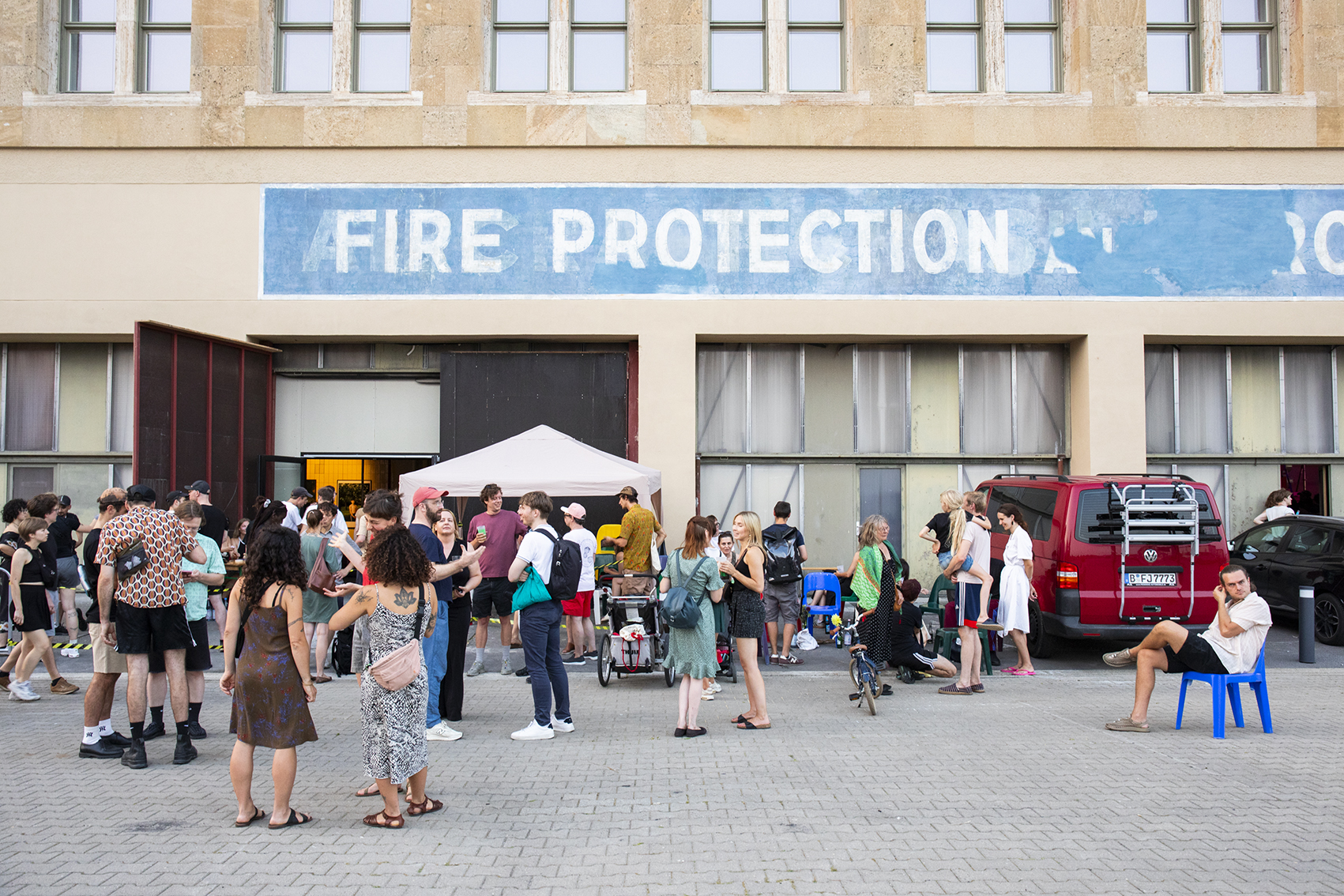 People in front of the alte Feuerwache Tempelhof on the opening day